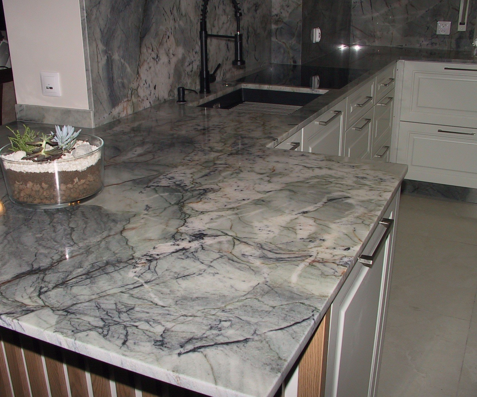 Jasny blat kuchenny z naturalnego kwarcytu w nowoczesnej aranżacji