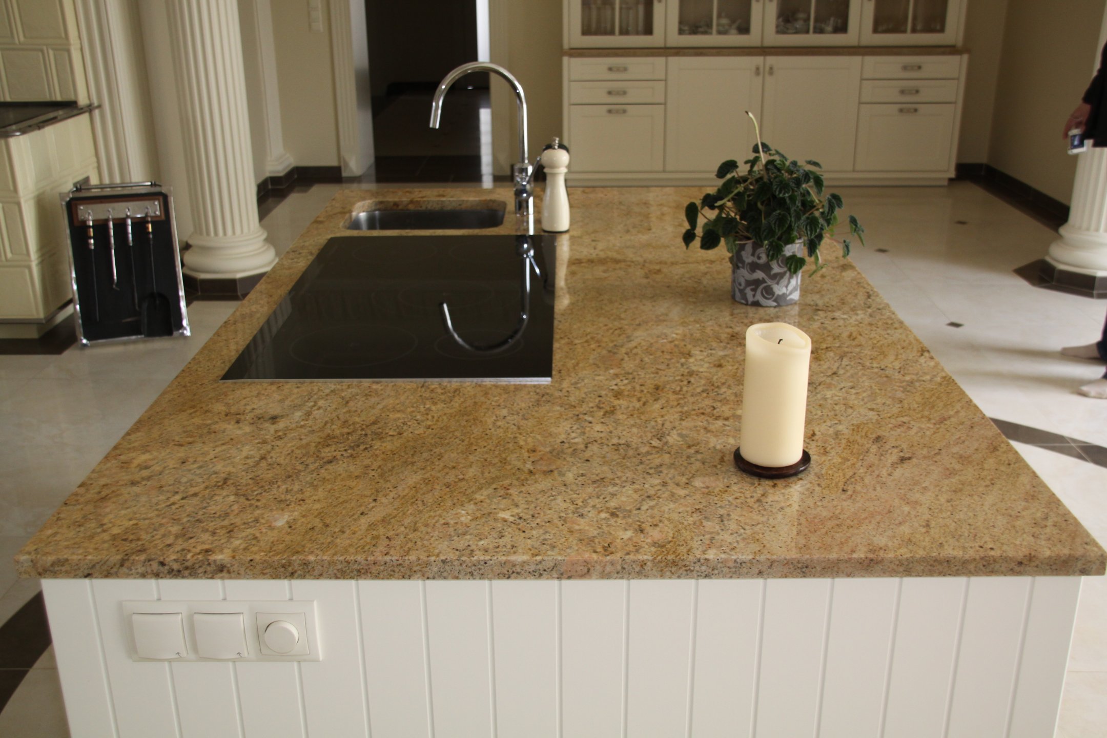 Marmurowy blat kuchenny do jasnej kuchni w nowoczesnym stylu