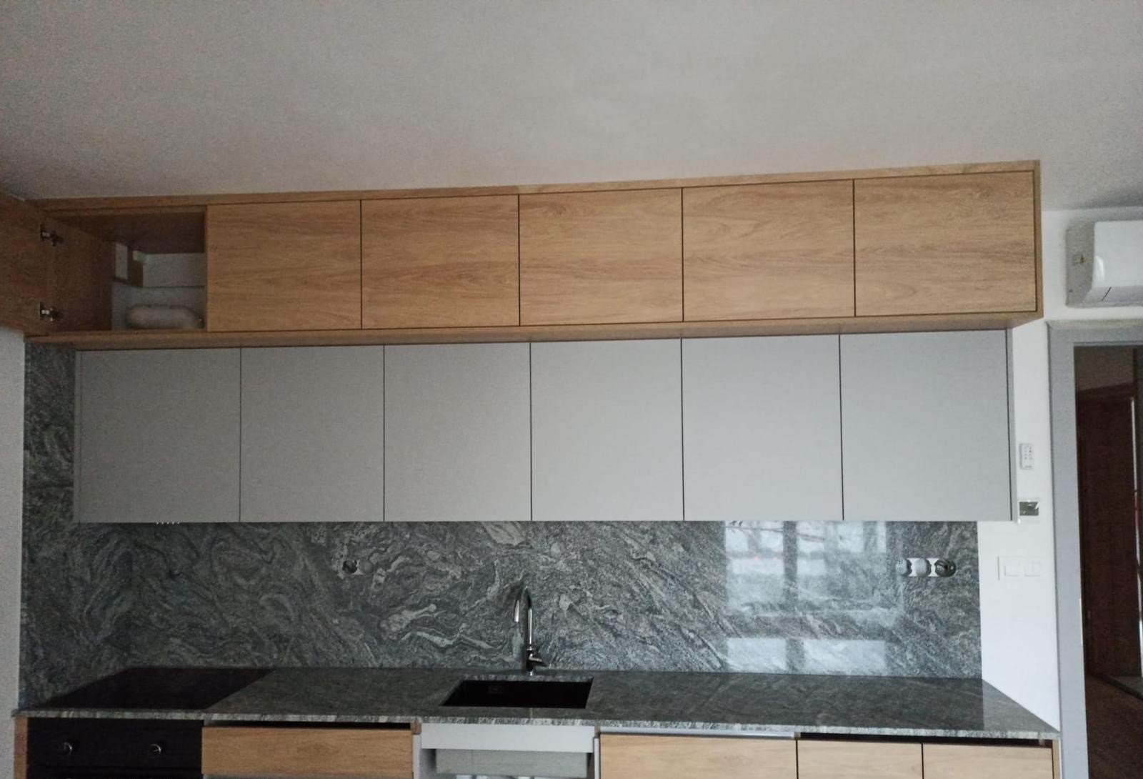 Blat kuchenny z naturalnego jasnego granitu w przestronnej kuchni