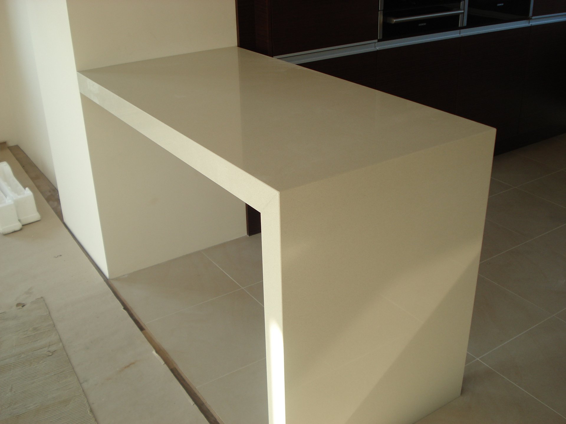 Elegancka wyspa kuchenna z białym granitowym blatem