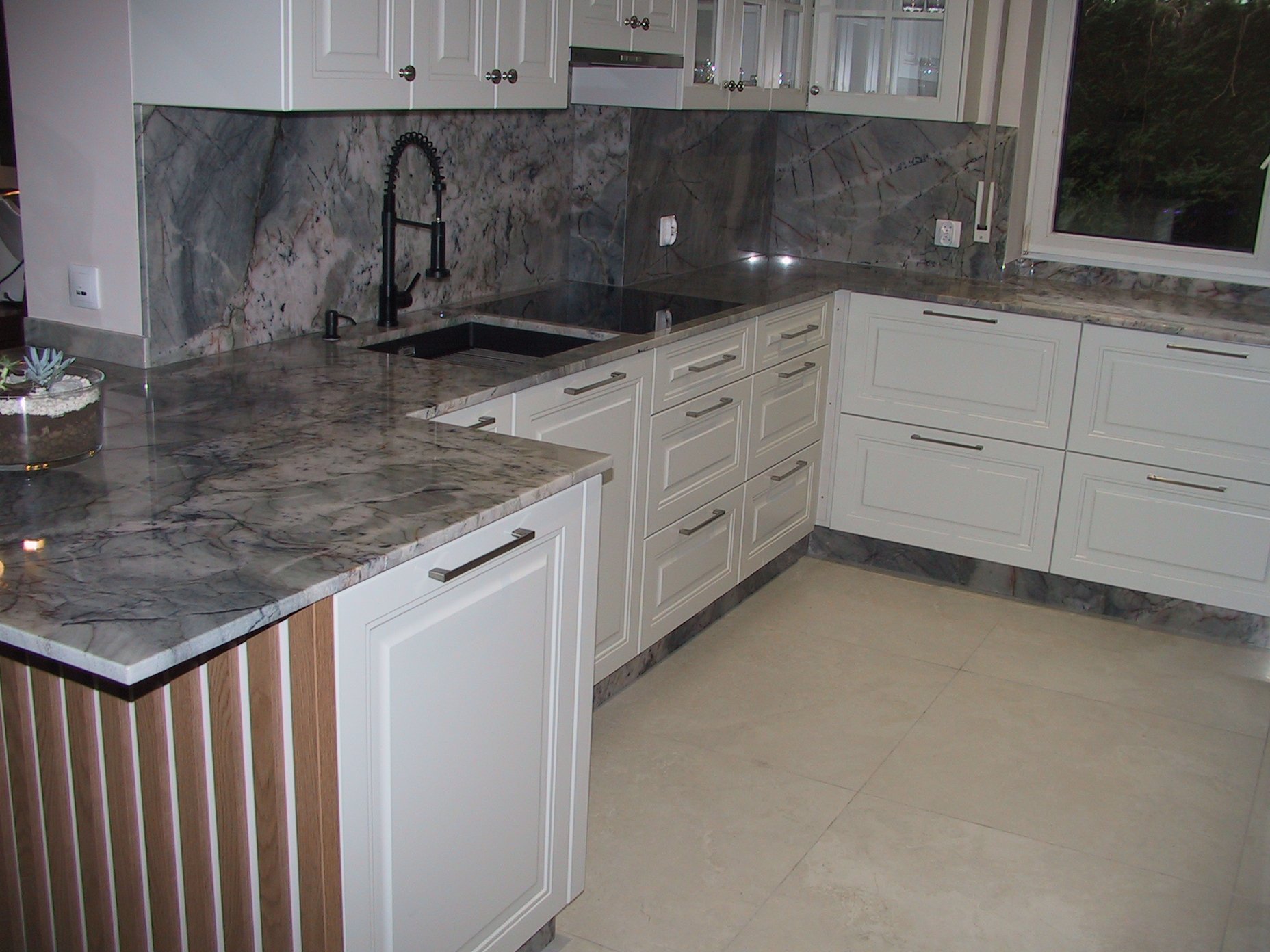 Blat kuchenny z jasnego kwarcytu z wbudowaną płytą indukcyjną