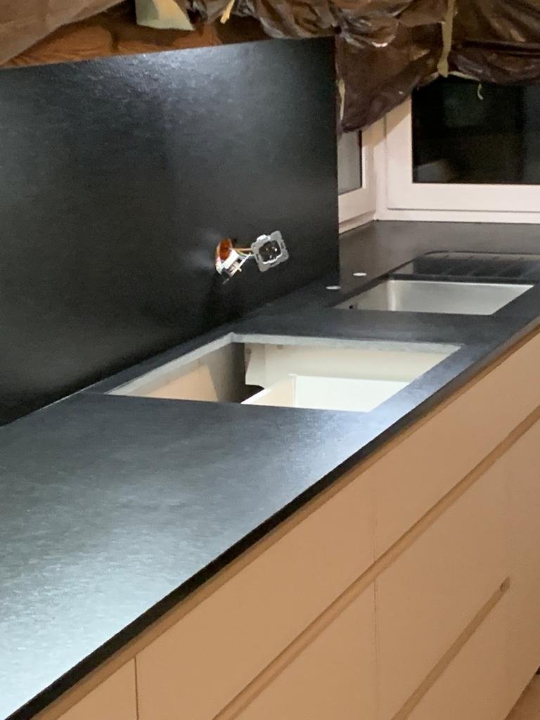 Granitowy blat kuchenny do jasnej kuchni w minimalistycznym stylu