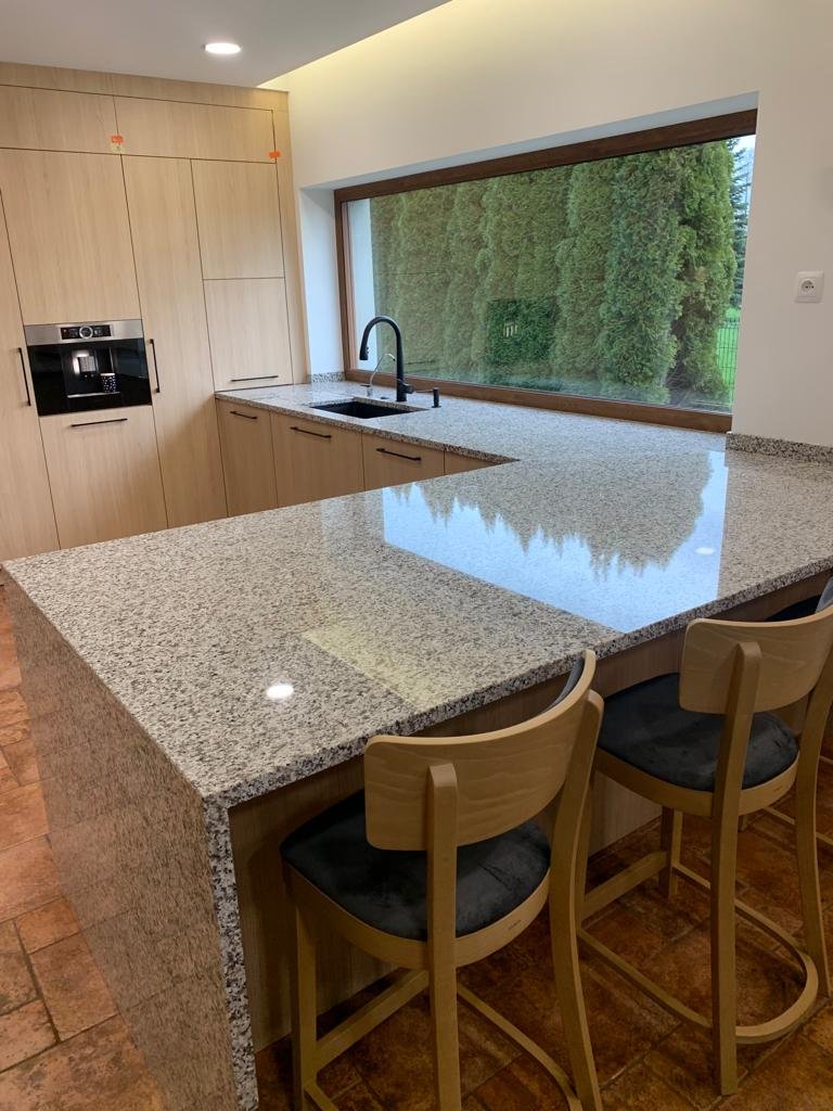 Nowoczesny jasny blat kuchenny z naturalnego granitu