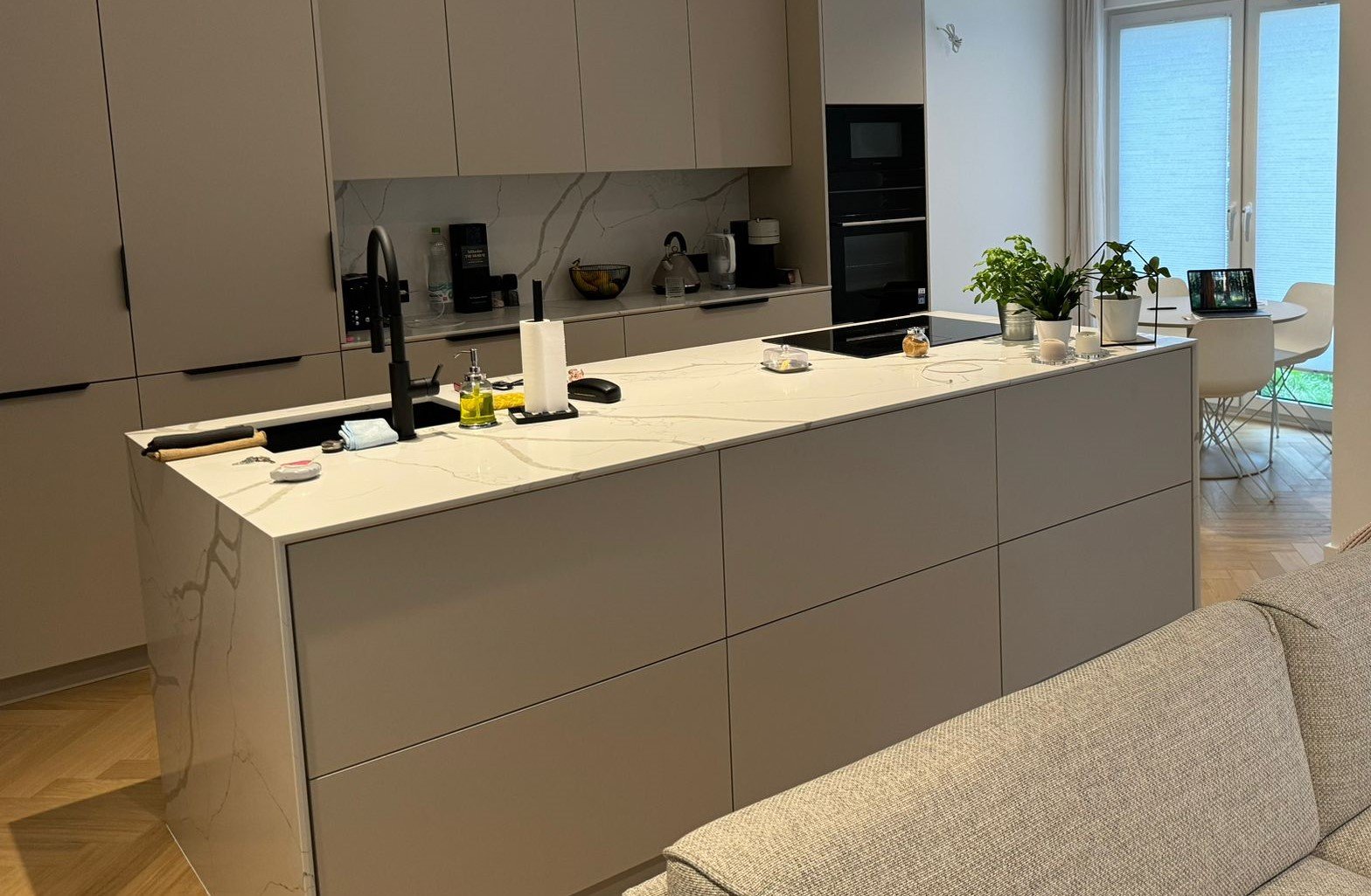 Biały granitowy blat na wyspie w nowoczesnej kuchni