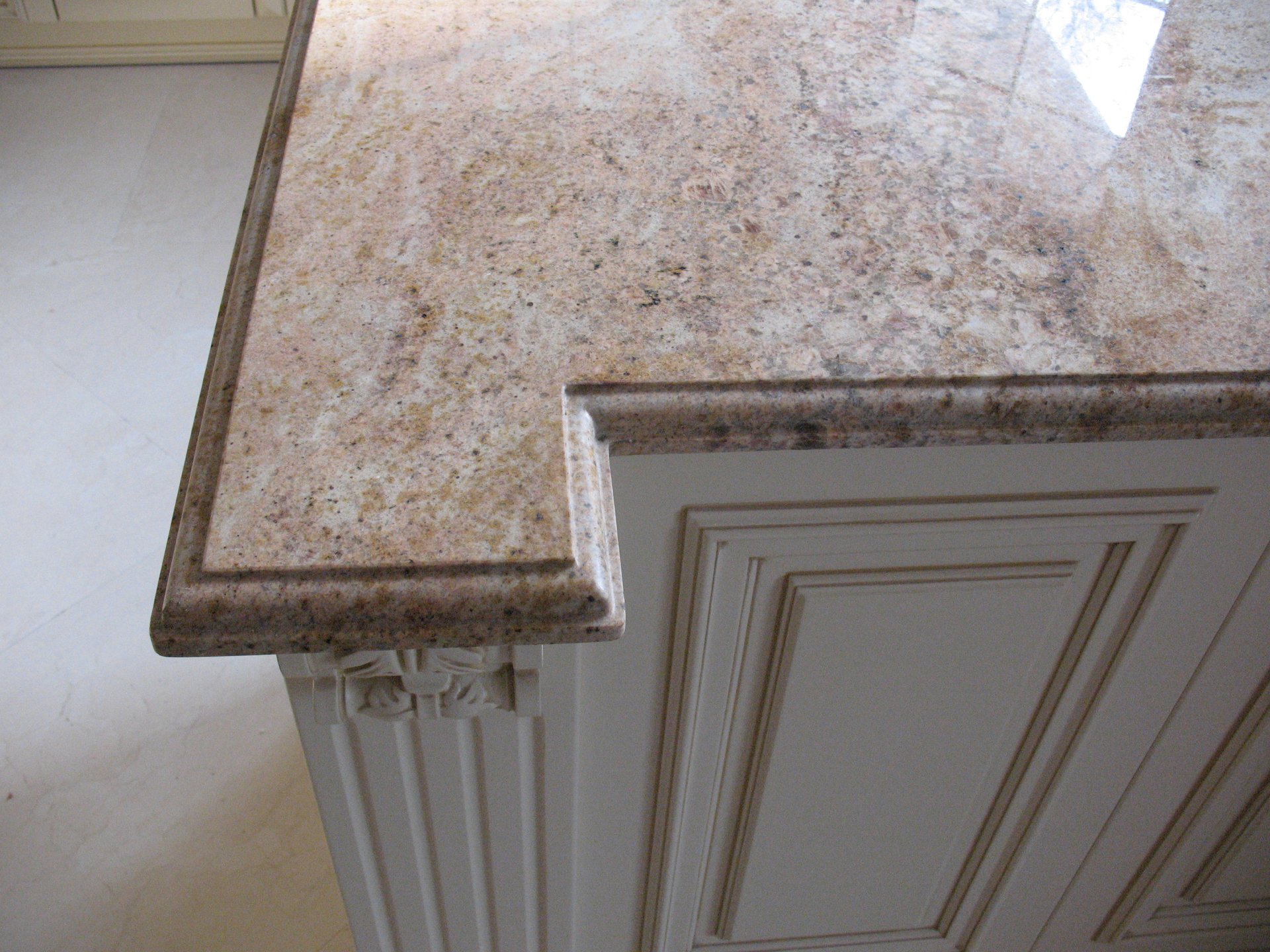 Jasny marmurowy blat kuchenny w eleganckiej, nowoczesnej kuchni